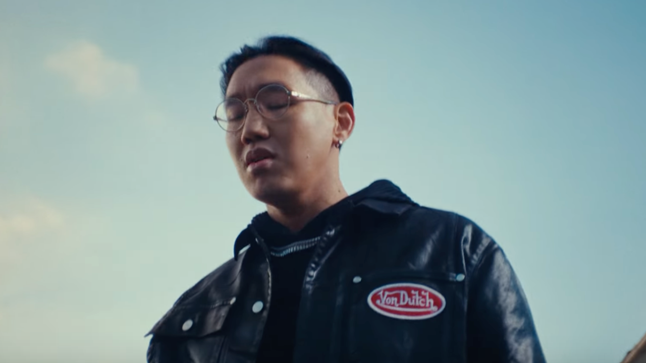 Monsieur Nov demande "Dis-moi"