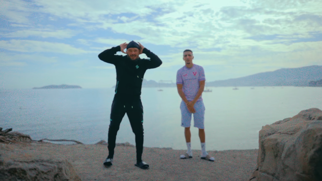 Morad et Jul en claquettes-chaussettes dans le clip de "Se Grita"