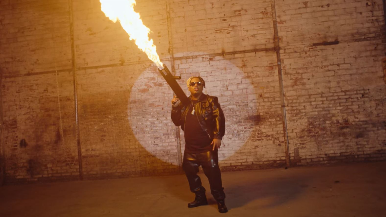 Naza en feu dans "Appelle les pompiers"