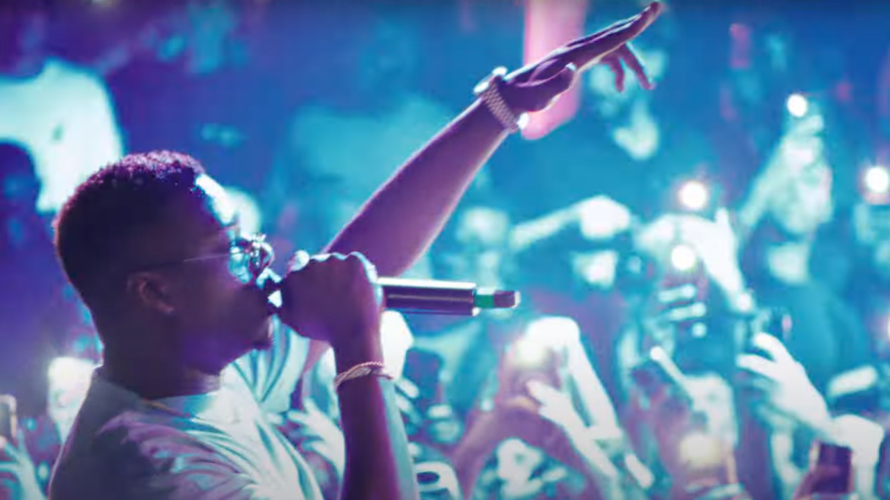 Ninho entre Barcelone et Suriname dans le clip de "Vinicius"