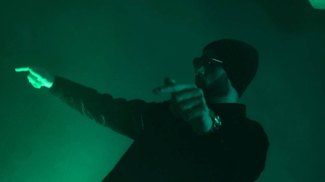 Niro est insatisfait dans son nouveau single, "C'est pas assez"