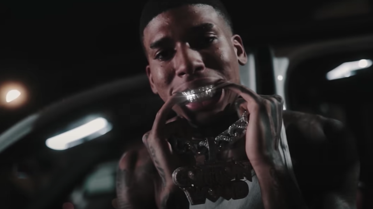 NLE Choppa et Tracy Denise Smith se posent sur "AUNTIE LIVING ROOM"