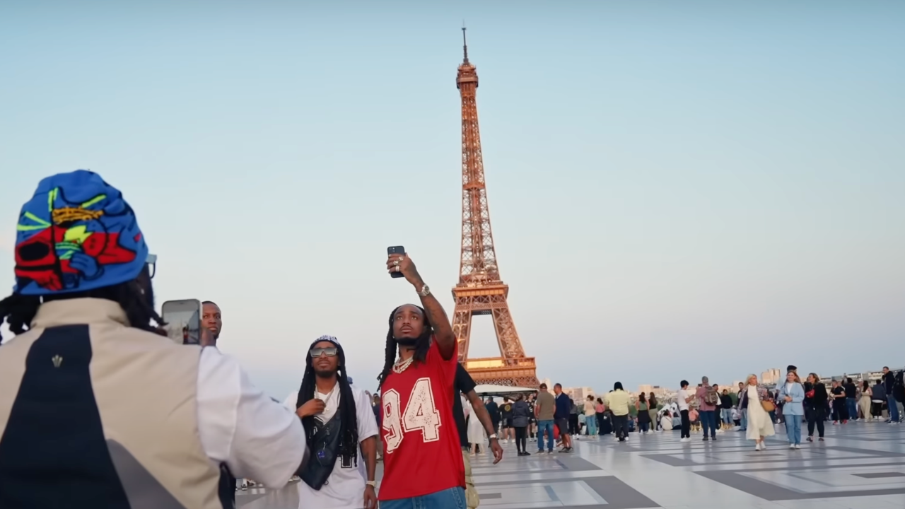 Quavo rend hommage à Takeoff dans le clip de "Hold Me"