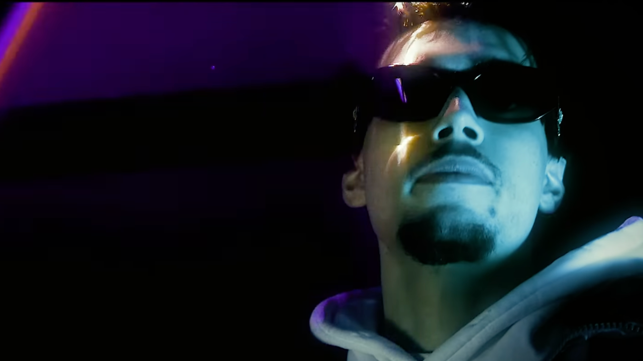 RnBoi dévoile le puissant "Pas assez" RnBoi dévoile le puissant "Pas assez"