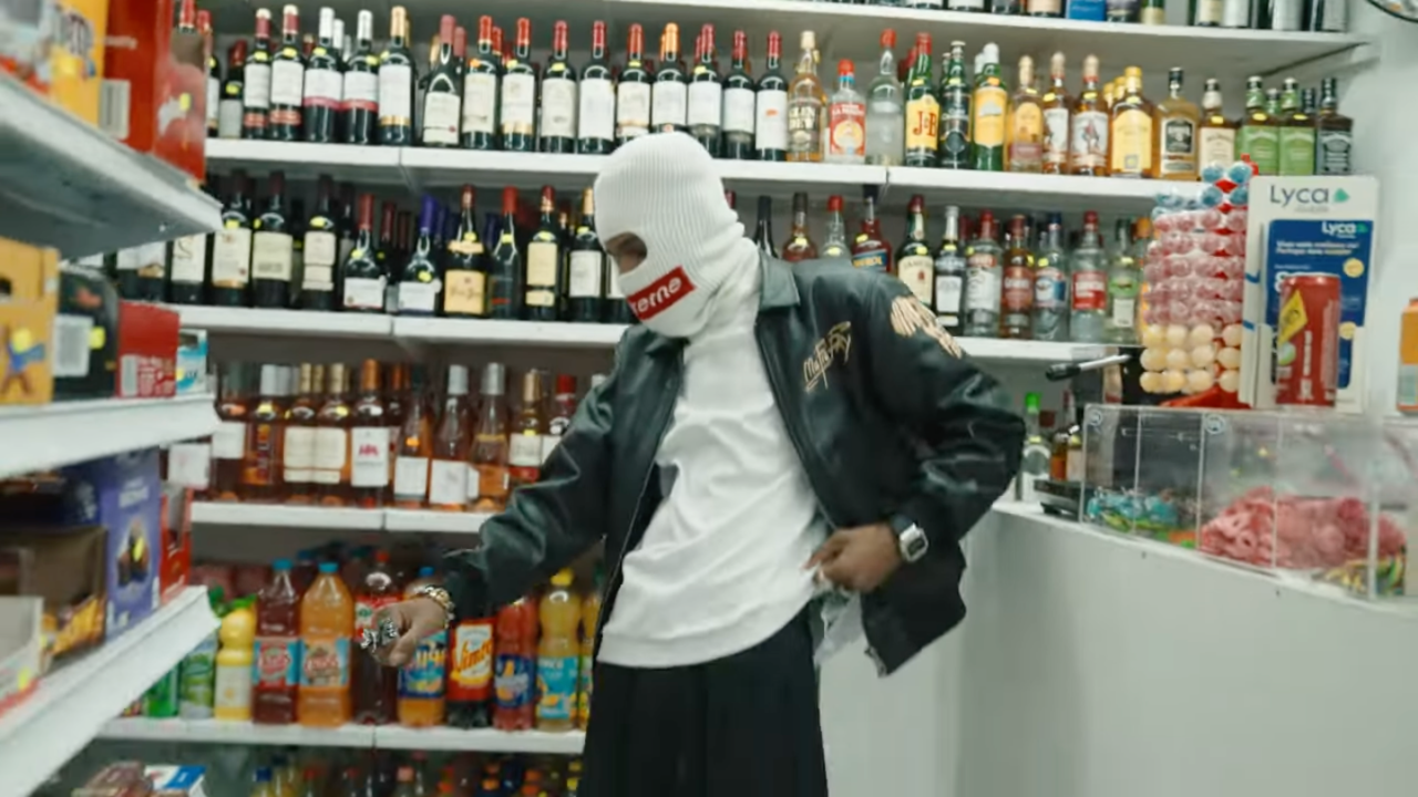 Roshi est "En place" dans son nouveau clip