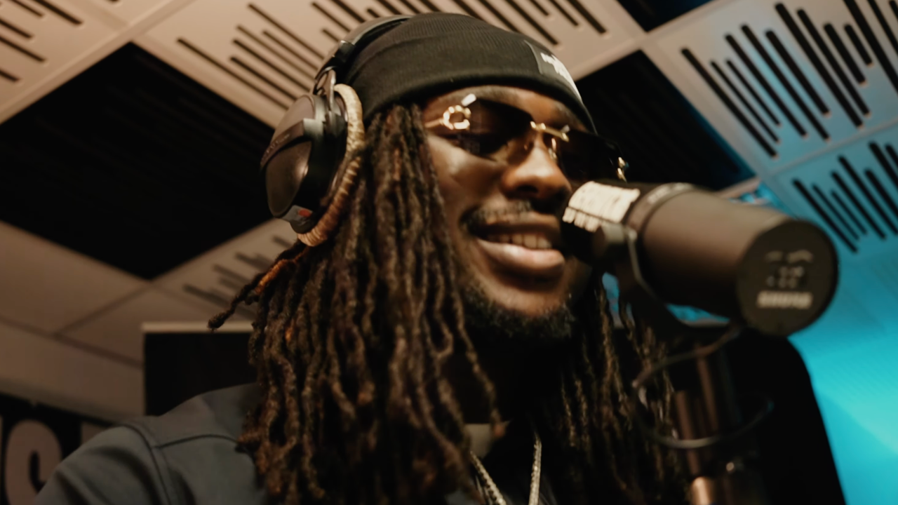 Saamuu Skuu interprète "Tinder" en live chez Generations