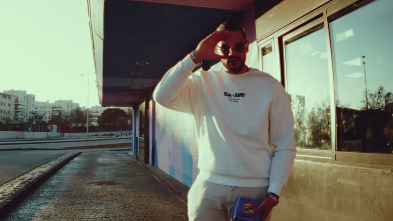 Sadek dénonce le travail des médias dans le clip de "France 24"