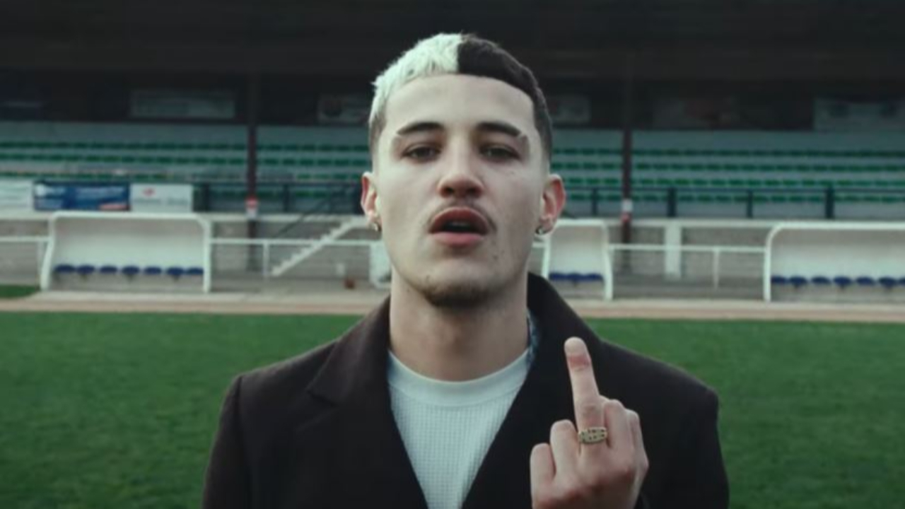 Sean n'en a plus rien à foutre dans "Lève ton doigt"