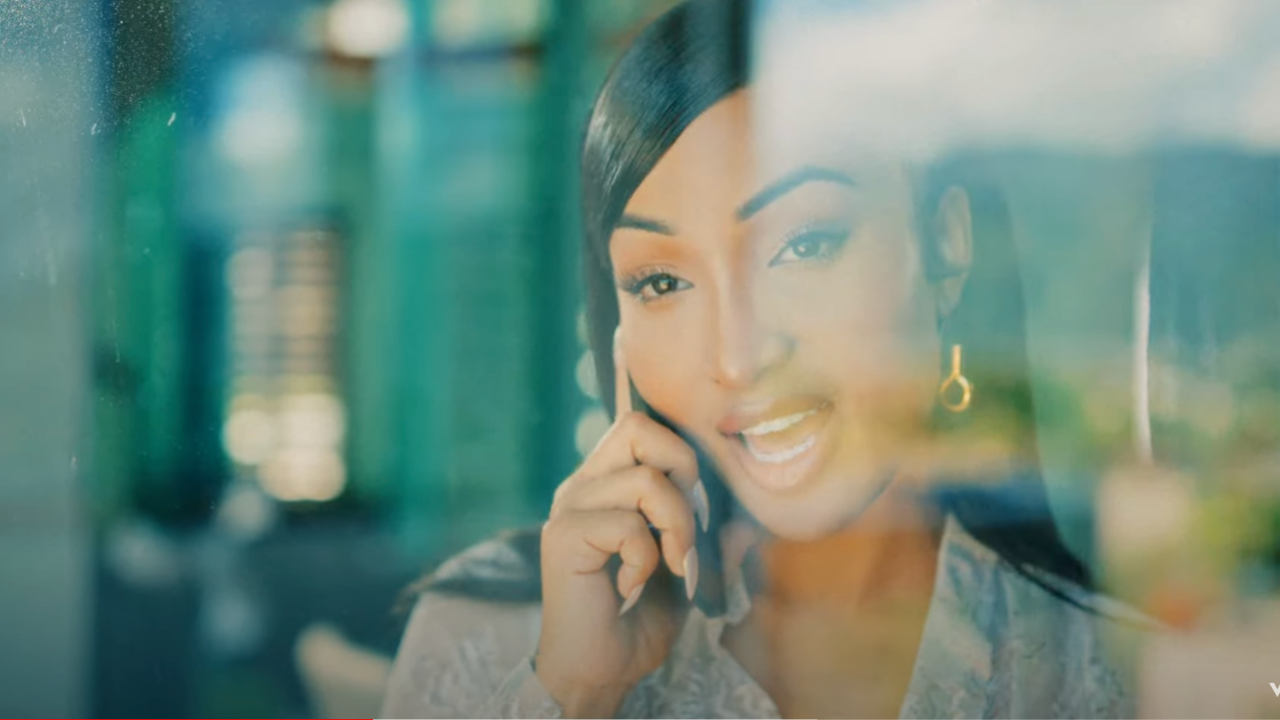 Shenseea rayonnante dans le clip de "Hit & Run" Shenseea rayonnante dans le clip de "Hit & Run"
