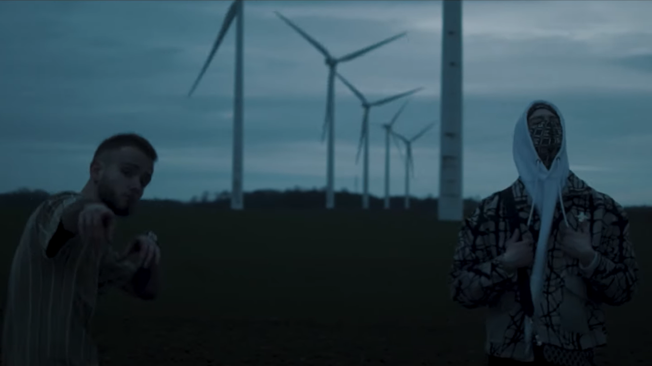 Shinn est perdu dans son "Univers" avec La Feuille Shinn est perdu dans son "Univers" avec La Feuille