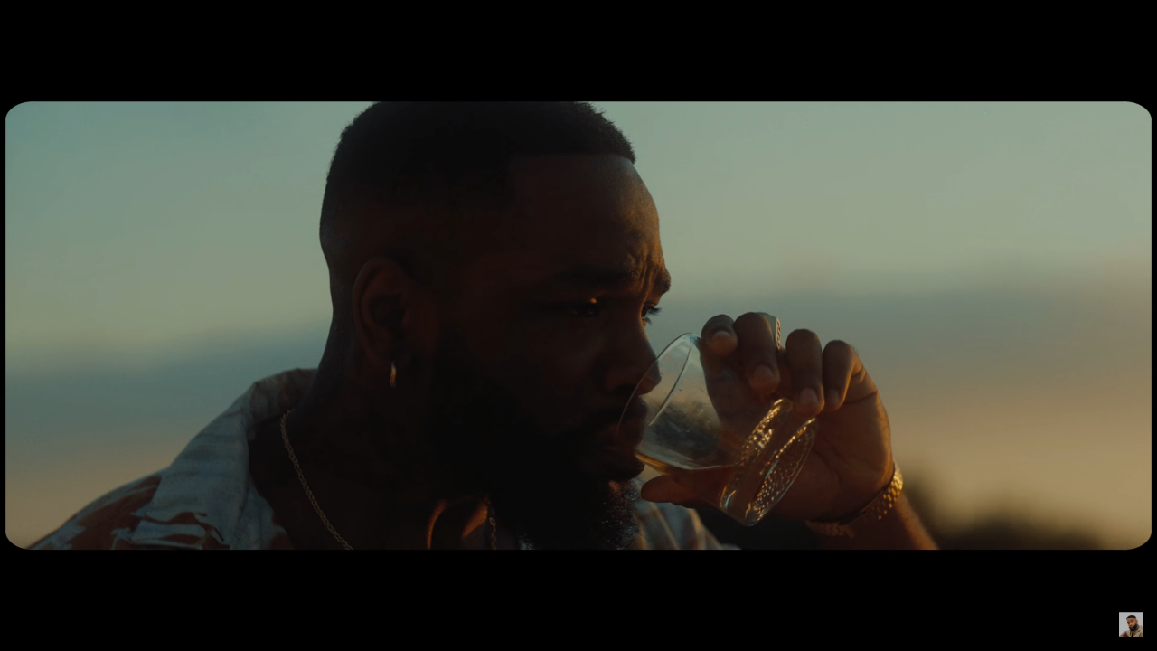 Tayc se met à "NUE"