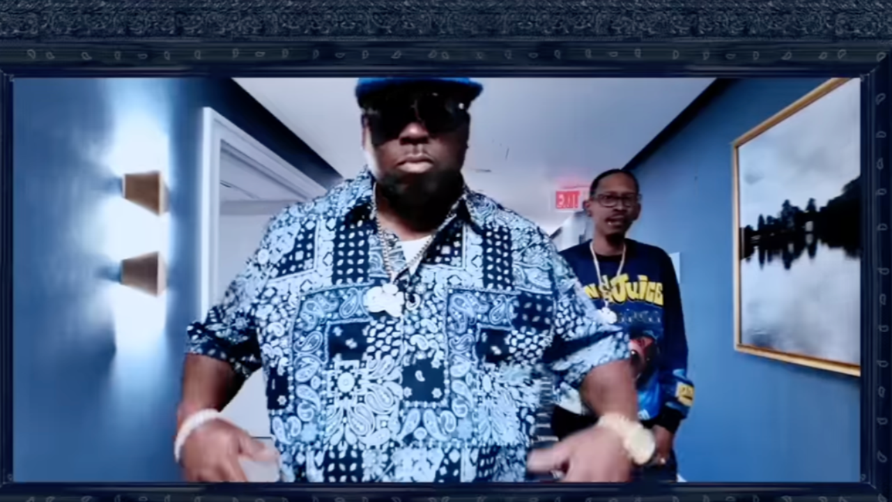 Tha Dogg Pound donne sa couleur préférée dans "Favorite Color Blue".