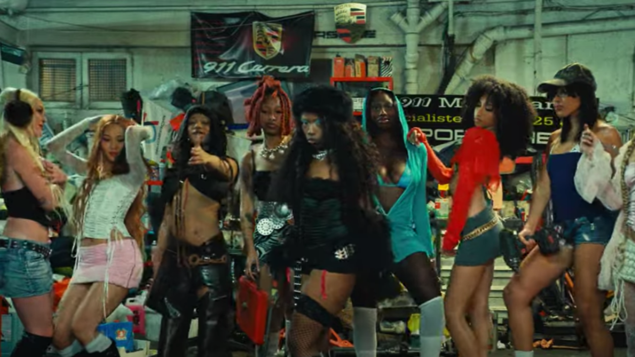 Theodora joue à la boss lady dans "FNG"