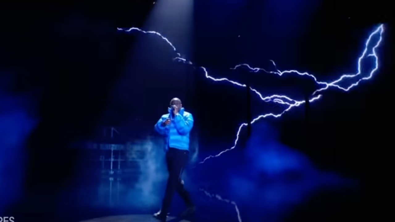 Tiakola : sa sublime prestation de "Parapluie" aux Victoires de la musique