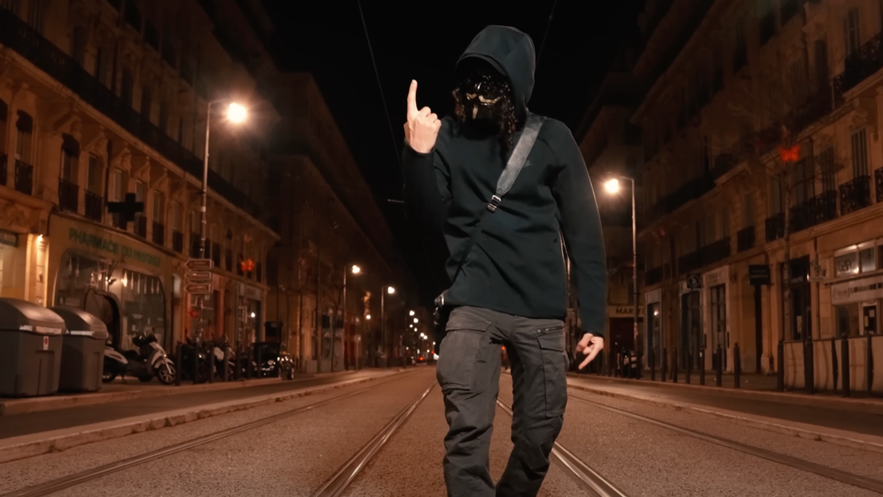 TK fait le tour de la ville dans "Toute la nuit"