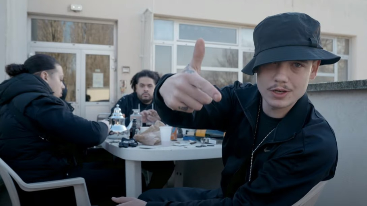 Uzibinski se dévoile avec "Hoodstar" Uzibinski se dévoile avec "Hoodstar"