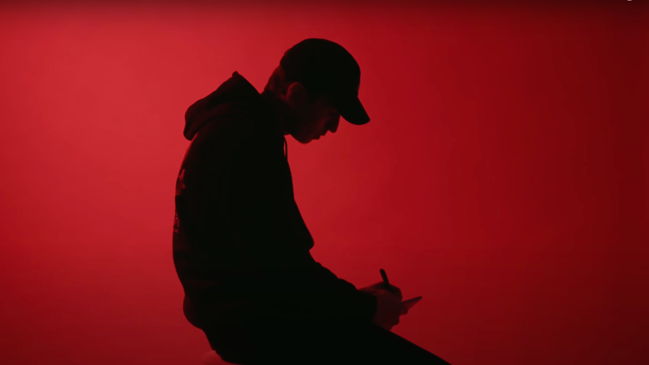 Vin's déverse un feu emprunt d'humour et d'egotrip dans "Khaliss"