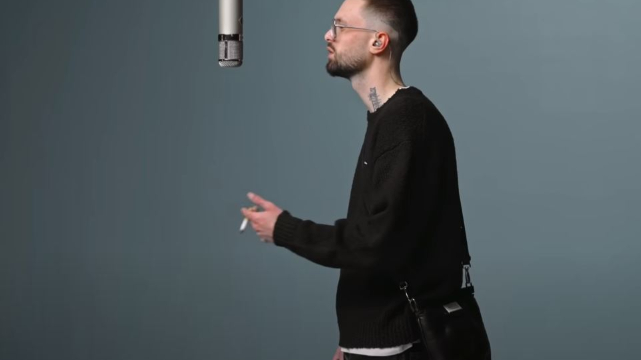 Wallace Cleaver prend "Le Bus" dans son COLORS Wallace Cleaver prend "Le Bus" dans son COLORS