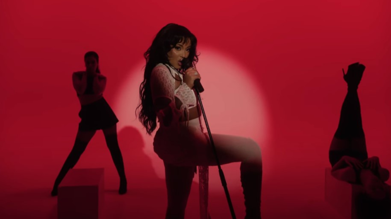 Wejdene de retour avec le clip de "Le Feu"