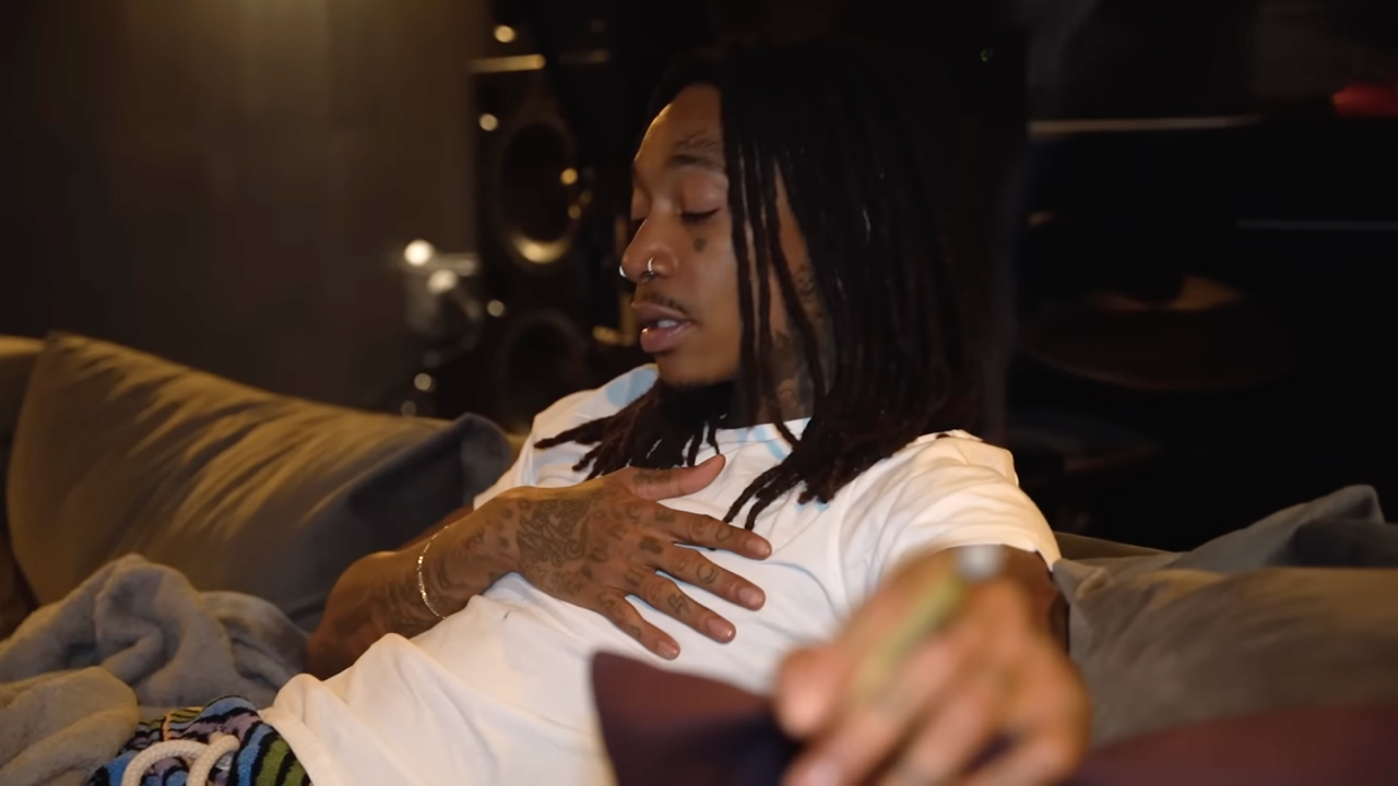 Wiz Khalifa célèbre sa passion pour la fumette dans "Love To Smoke"