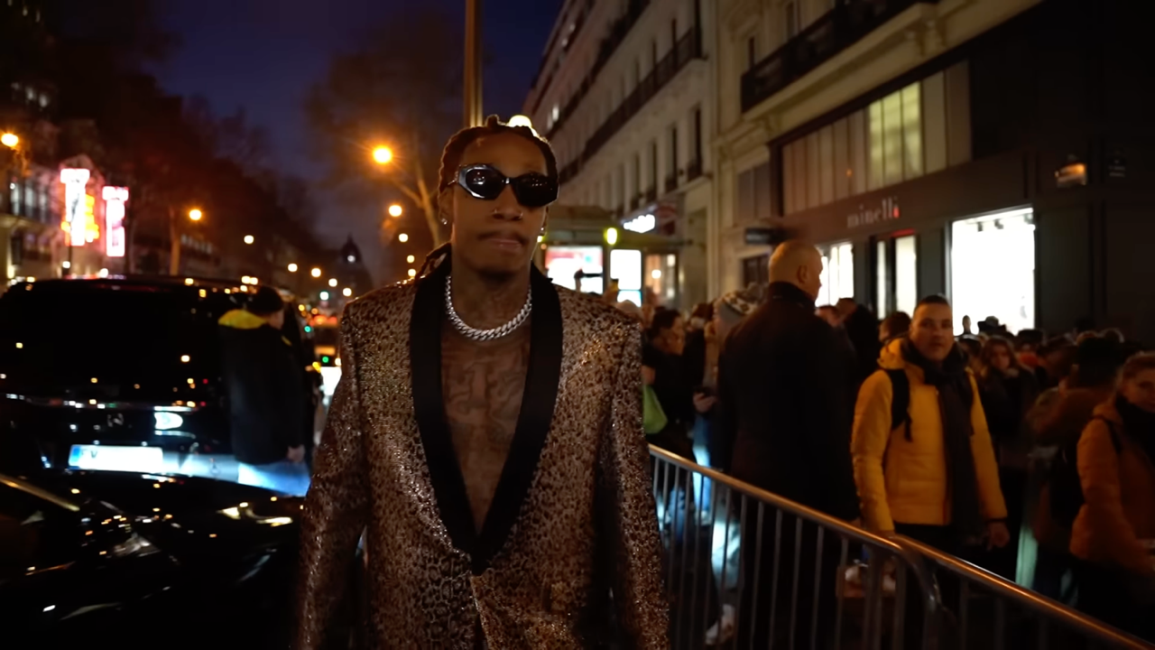 Wiz Khalifa pose ses valises à Paris dans "Paris Fashion Week"