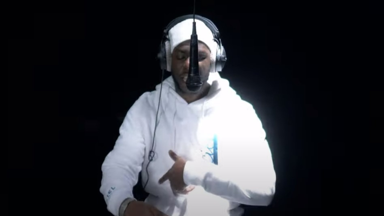 Yaro les frappe comme dans "Tekken"