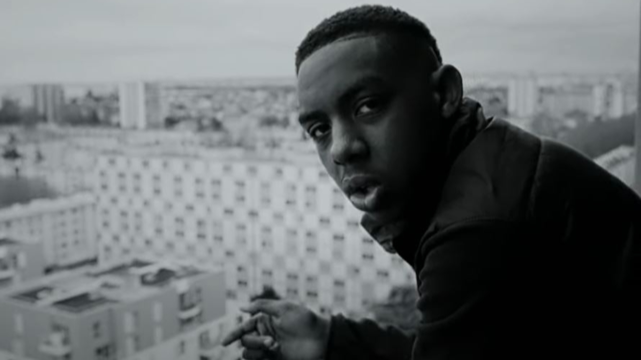 Yoko tient le Glock avec la main de "Jamel"