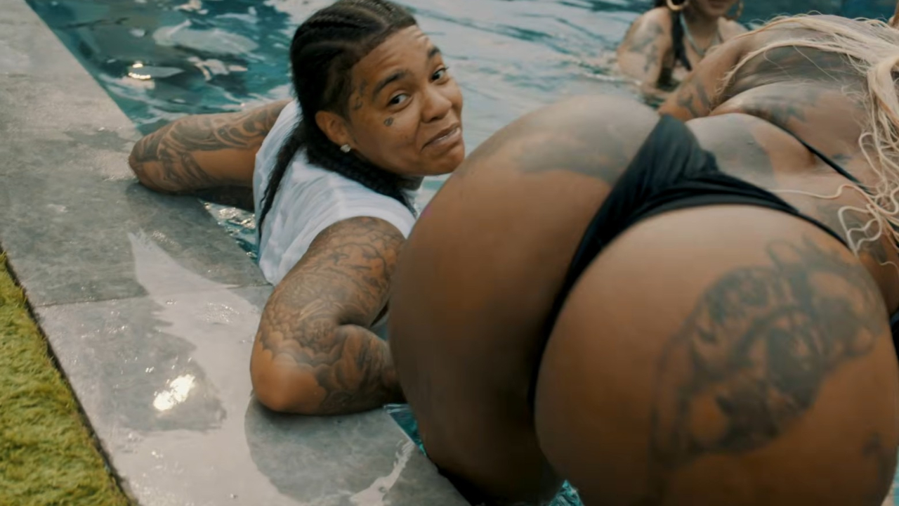 Young M.A se r&eacute;gale dans le clip de "B.B.B"