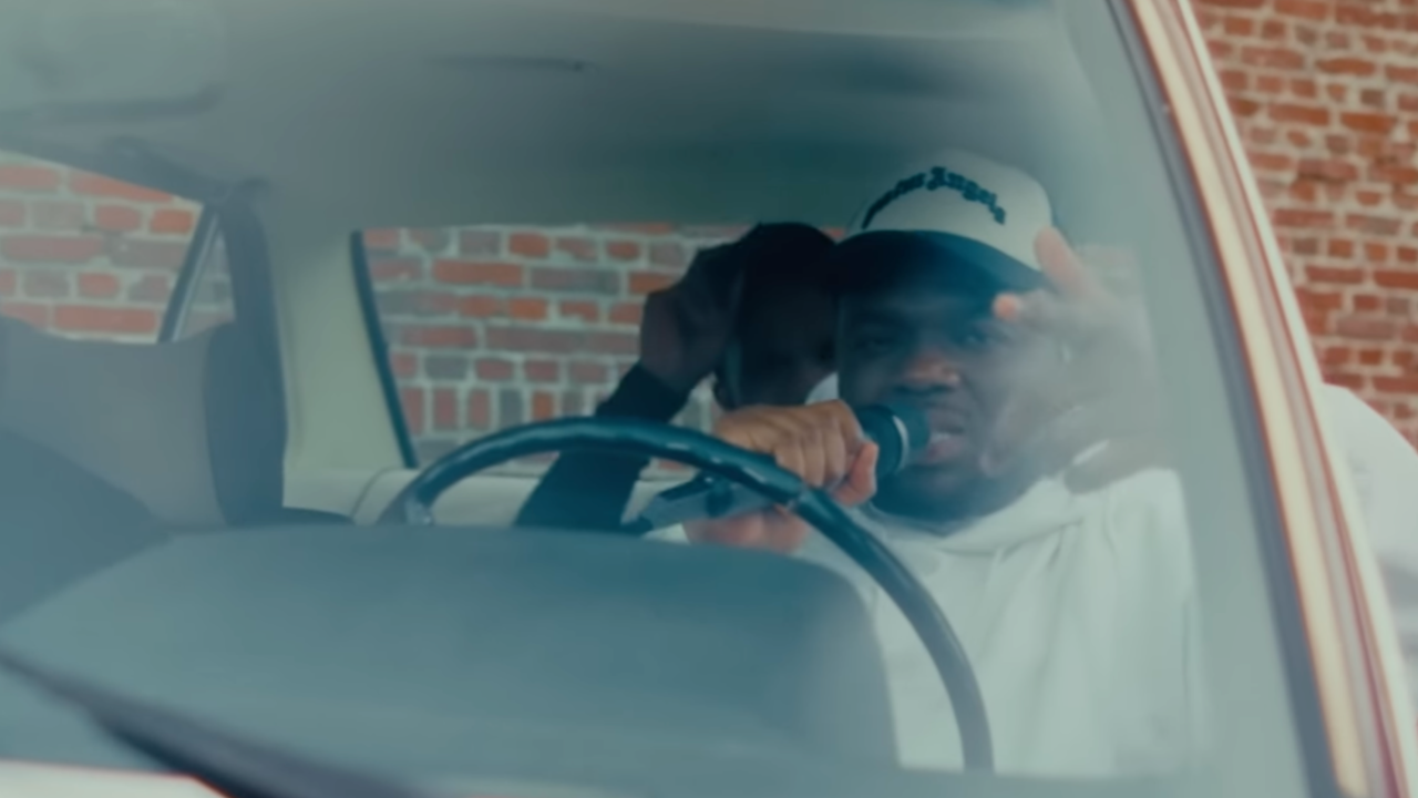 Zed interprète "À la base" lors d'un live session