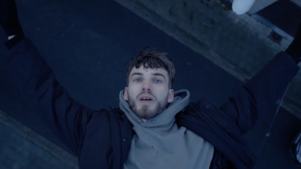 Absolem voit sa vie défilée dans "Bougies" avec Limsa d'Aulnay