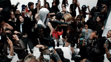 Adès The Planet dévoile le très surprenant clip de "24Carats"