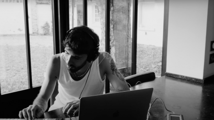 Araujo en noir et blanc dans le clip de "Mascara"