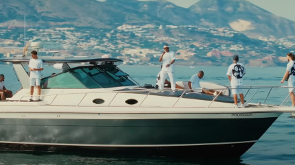 Bouss en vacances dans le clip de "Biff pas d'love"