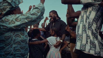 Burna Boy est comme tout le monde dans le clip de "Common Person"