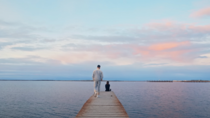 Carbonne balance le clip de "En bas de chez moi"