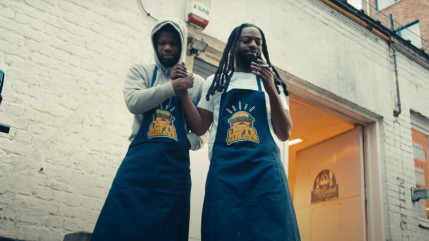 Cash Crime en train de cook fort dans "Quelqu'un veut un hamburger ?"