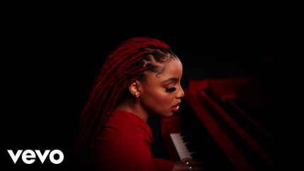 Chlöe révèle le clip de "In Pieces" Chlöe révèle le clip de "In Pieces"