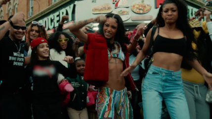 Coi Leray enflamme les rues du New Jersey dans le remix de "Players"