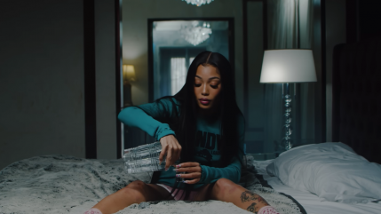 Coi Leray nous présente son nouveau bolide dans "Lemon Cars"