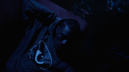 DAU s'interroge dans "Je n'sais pas" DAU s'interroge dans "Je n'sais pas"