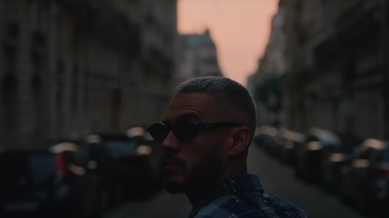 Deen Burbigo dévoile son "amour" qui raisonne avec violence