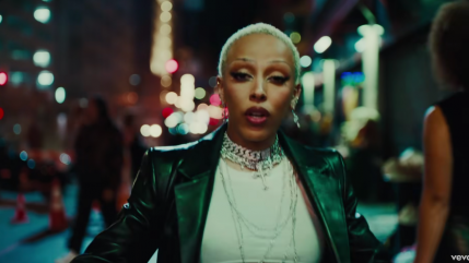 Doja Cat se moque de ce que l'on dit d'elle dans "Attention"