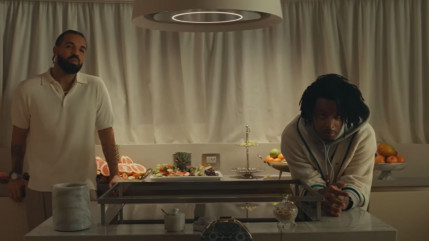 Drake et 21 Savage se font braquer dans "Spin Bout U" Drake et 21 Savage se font braquer dans "Spin Bout U"