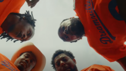 Earthgang  se plonge dans le rôle de "Bobby Boucher"