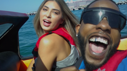 Elams déclare sa flamme à sa copine dans "Histoire de love 2.0"