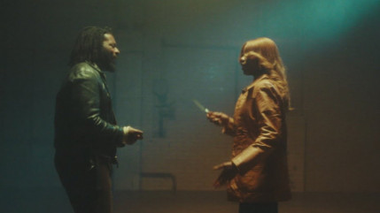 Enny étincelante dans "Charge It" Enny étincelante dans "Charge It"