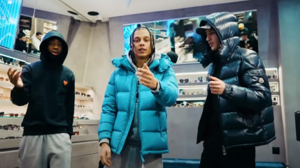 Favé en pleine fast life dans "En Vrai" Favé en pleine fast life dans "En Vrai"