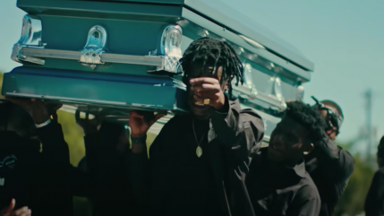 Fredo Bang assiste à un enterrement dans "Come Thru"