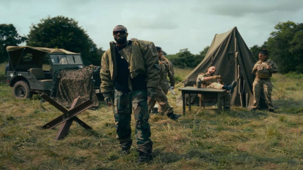 Gims en mode militaire dans "Contact" Gims en mode militaire dans "Contact"