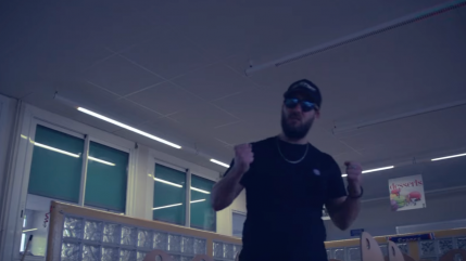 Grys dénonce le harcèlement scolaire dans "La roue tourne"